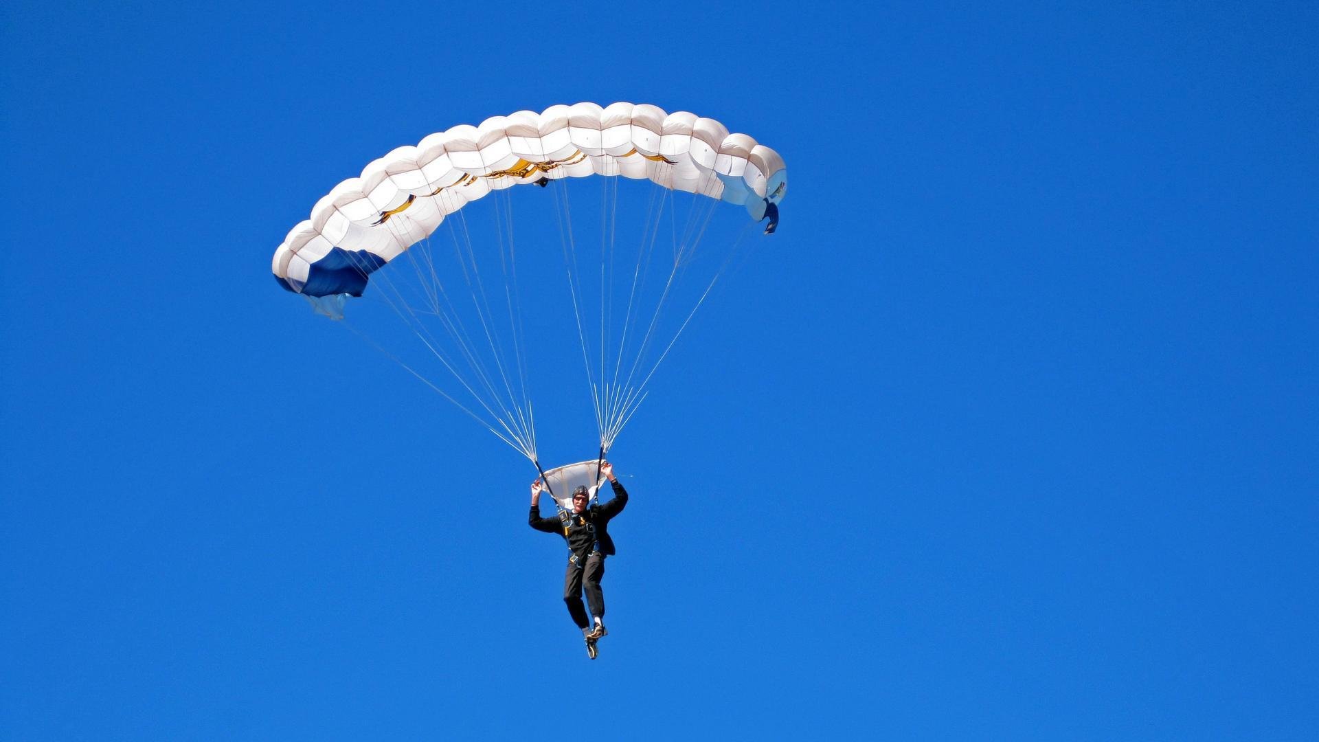 爱游戏官方网站-_极地探险骑行：挑战北极圈的冷酷极限_，极地徒步