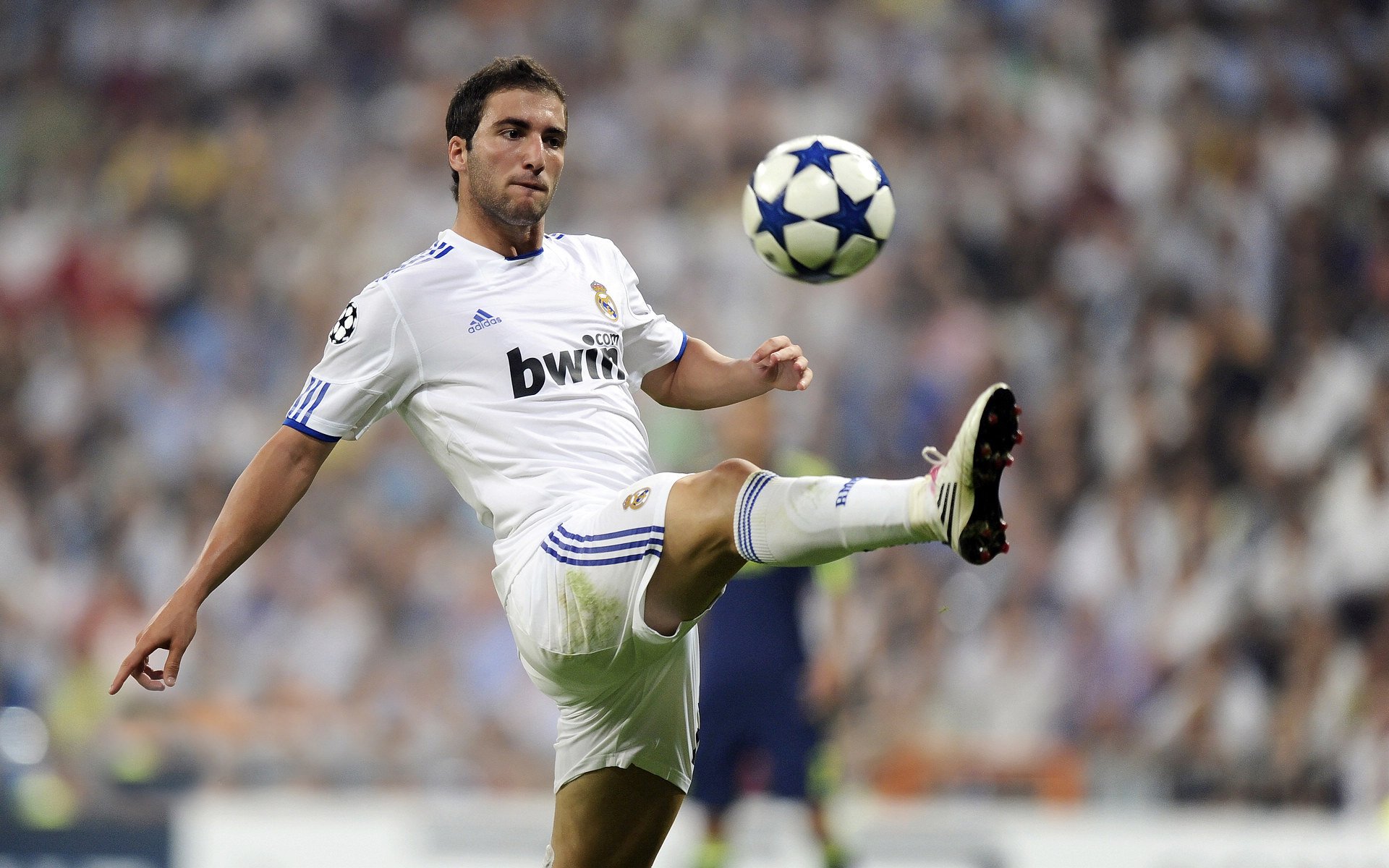 英超豪门豪掷千万收购欧洲顶级中场,收购英超足球俱乐部